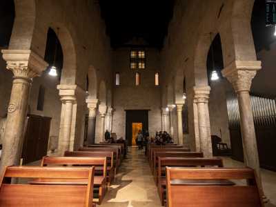 Immersi in quest�atmosfera amena, veniamo avvicinati dall�architetto autore del restyling, che ci svela un �segreto�: �Al di sotto delle lastre pavimentali abbiamo trovato tracce di alcune strutture che non conoscevamo: forse sono la testimonianza di una chiesa ancora pi� antica che sorgeva in questo punto�